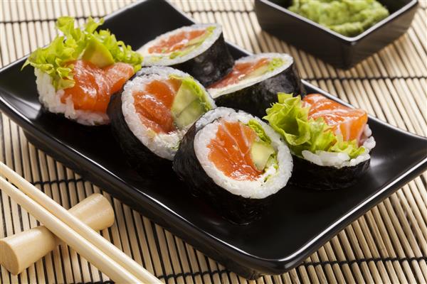 ترکیب سوشی - هوسومکی با ماهی آزاد آووکادو و برنج