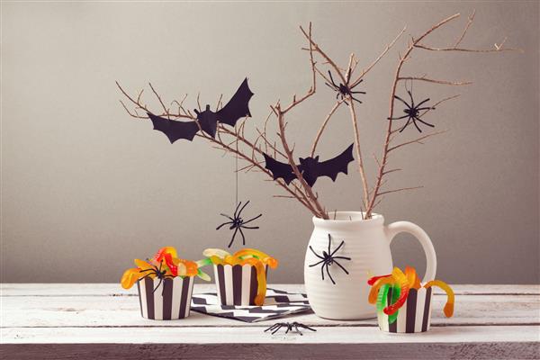 تزیینات مهمانی هالووین با عنکبوت و آب نبات