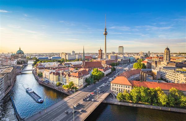 نمای هوایی از افق برلین و رودخانه Spree در نور عصرگاهی
