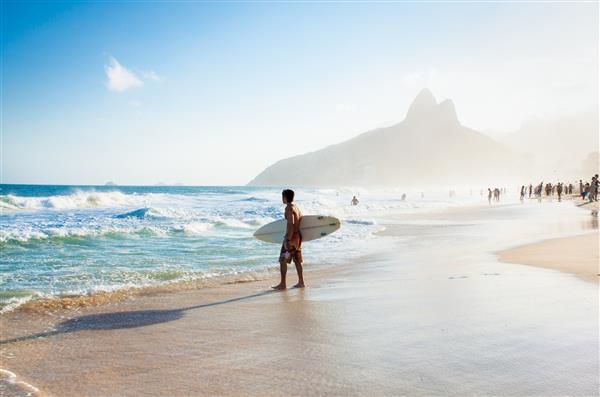 ریو د ژانیرو برزیل موج سوار برزیلی با تخته موج سواری