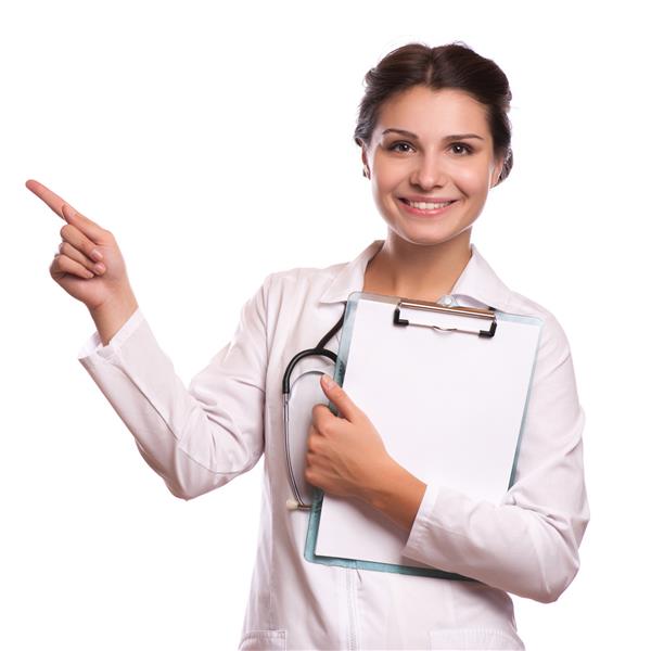 پرتره پزشک جوان زن در حال نشان دادن چیزی یا کپی اسپاس برای متن یا متن محصول