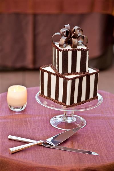 کیک عروسی شکلاتی با چاقو برش دار