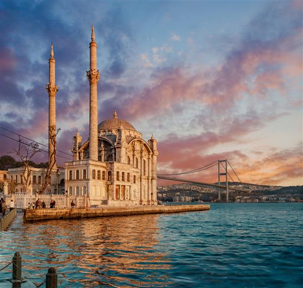 نمایی نمادین از استانبول از ارتاکوی با پل مسجد و بسفر