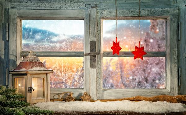 تزیین آستانه پنجره کریسمس جوی با منظره زیبای غروب خورشید