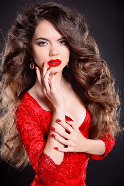 مدل دختر سبزه با موهای بلند و لباس قرمز