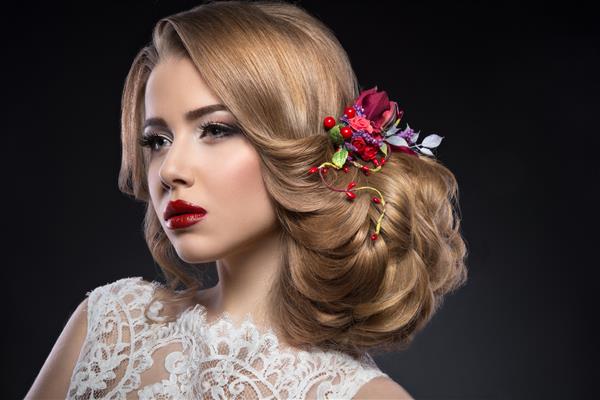 مدل زن در تصویر عروس با گلهای بنفش روی سرش و صورت زیبا