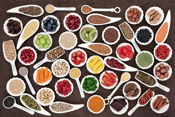 غذای سالم و انتخاب سبزیجات برای درمان سرماخوردگی و آنفولانزا روی زمینه خاکستری