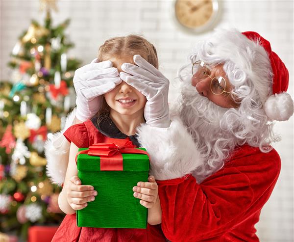 بابانوئل برای دختر کوچک سورپرایز می کند