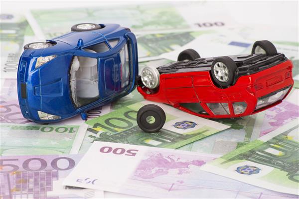 تصادف دو اتومبیل در پس زمینه اسکناس های یورو