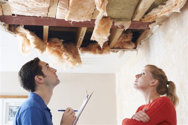 سازنده و مشتری در حال بررسی خسارت سقف هستند