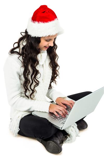 مدل زن استفاده از لپ تاپ روی صفحه سفید روی زمین نشسته است