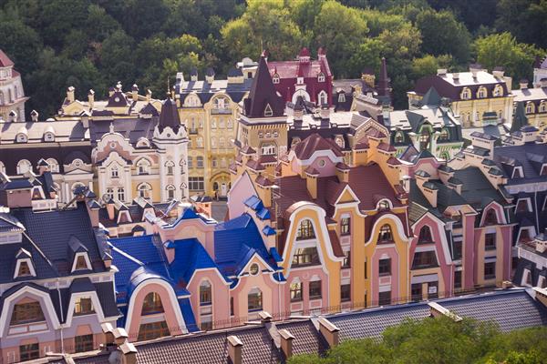 ساختمانهای کوچک رنگی در کیف اوکراین
