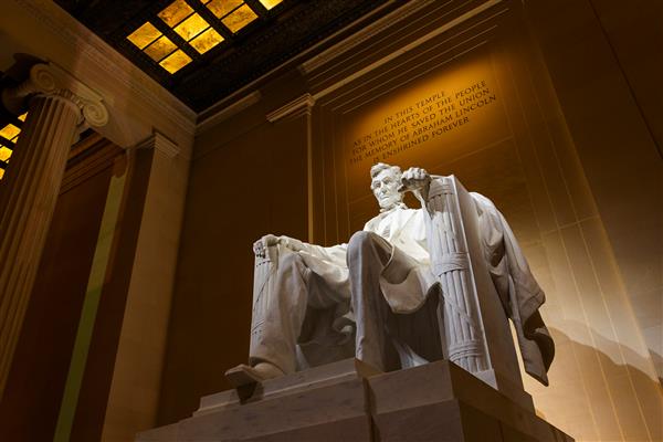 بنای یادبود لینکلن در شب در واشنگتن دی سی روشن شد