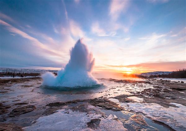 فوران آبفشان Strokkur در ایسلند رنگ های سرد زمستانی