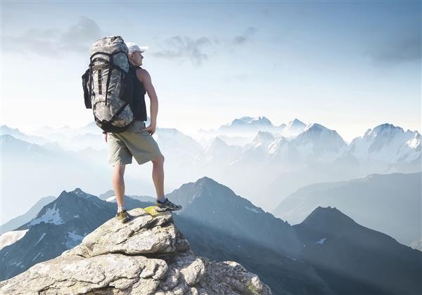 کوهنورد صخره ای در قله مفهوم ورزش و زندگی فعال