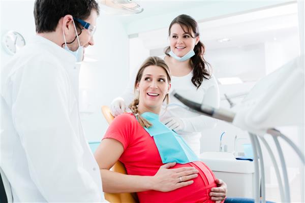 زن باردار قبل از درمان در دندانپزشکی
