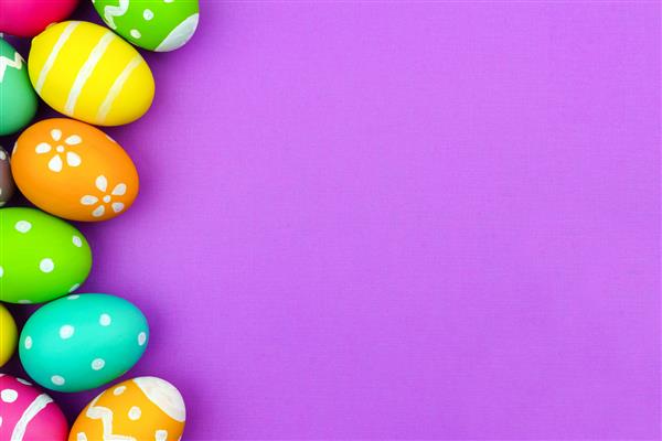 حاشیه تخم مرغ عید پاک رنگارنگ بر روی زمینه کاغذ بنفش