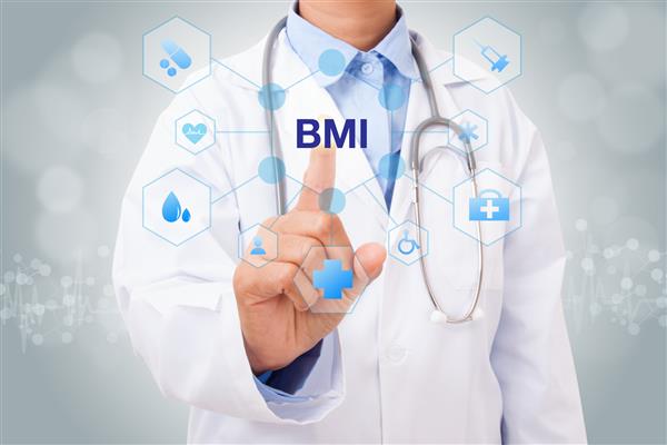 دست پزشک با لمس علامت BMI در صفحه مجازی مفهوم پزشکی