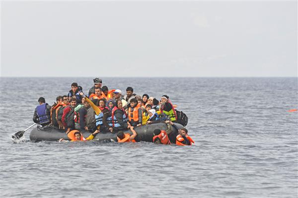 لسووس یونان مهاجران پناهنده با قایق های بادی لسو سفر کرده اند در اردوگاه های پناهندگان در انتظار کشتی به سرزمین اصلی یونان هستند