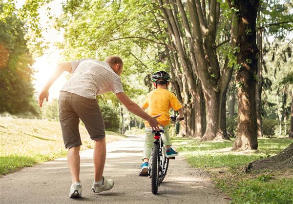 پدر دوچرخه سواری را به پسر کوچکش یاد می دهد