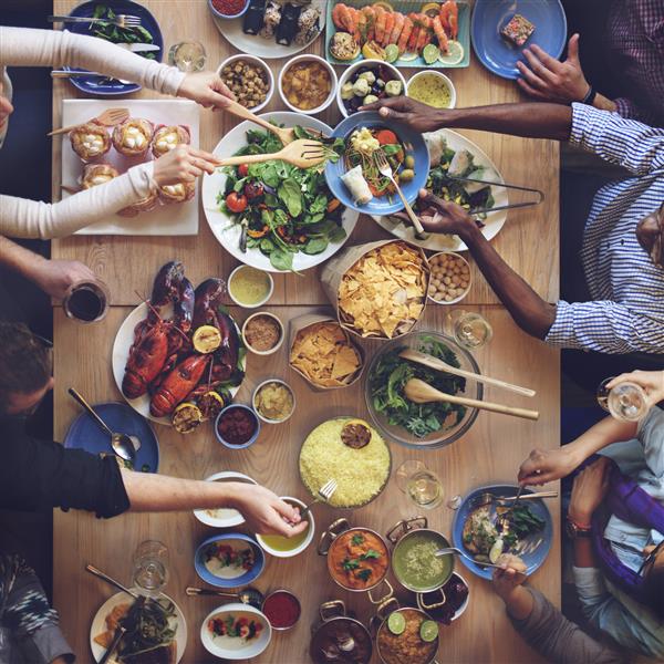 مفهوم اشتراک مهمانی برای صرف غذا در بوفه غذا