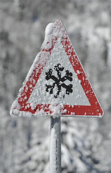 علائم هشدار دهنده زمستان خطر یخ و برف در خیابان