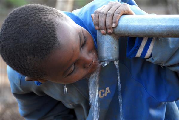 کودکی در کنیا از یک منبع آب می نوشد