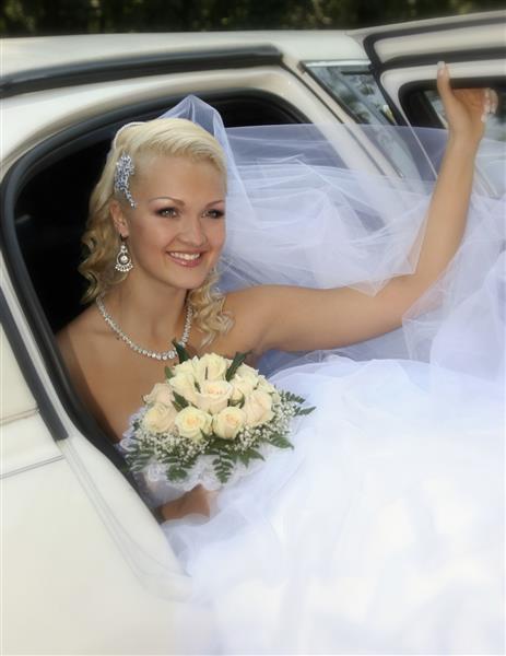 عروس در داخل ماشین لوکس سفید