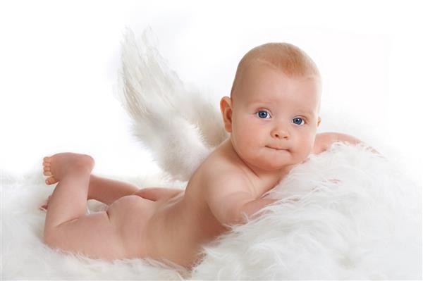 کودک کوچک 5 ماهه که بال فرشته پوشیده است