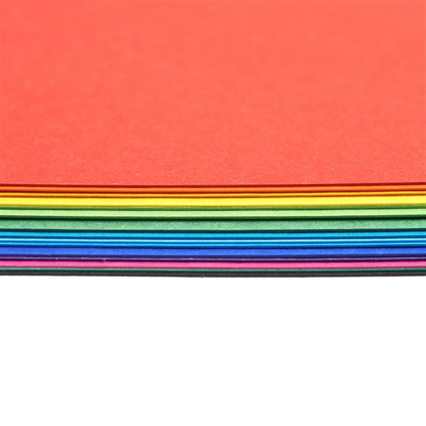 انبوهی از ورق های کاغذ A4 رنگارنگ که روی پس زمینه سفید قطعه برش از نمای نزدیک به عنوان یک ترکیب پس زمینه فضای کپی جدا شده است