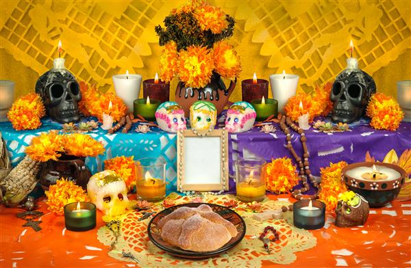 روز سنتی قربانگاه مرده مکزیکی با جمجمه و شمع قند