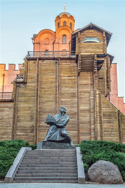 دروازه های طلایی نقطه عطف اصلی باستان و دروازه تاریخی در قلعه شهر باستان است واقع در پایتخت اوکراین