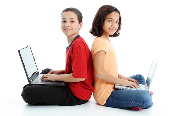 تصویر کودکان روی رایانه روی زمینه سفید