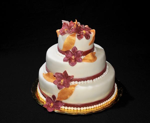 کیک عروسی سه لایه تزیین شده با گل