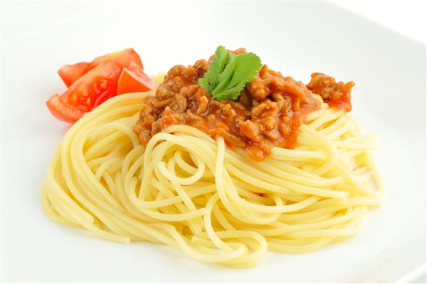 اسپاگتی با سس گوجه روی زمینه سفید