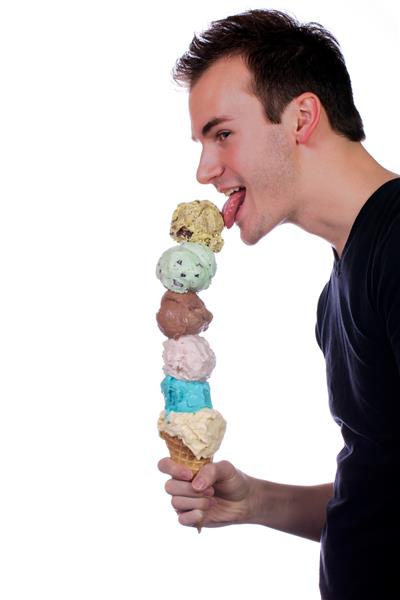 مرد جوان در حال خوردن بستنی در زمینه سفید