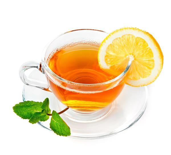 چای در فنجان با نعناع برگ و لیمو که روی زمینه سفید قرار دارد