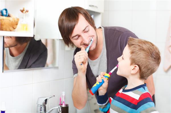 مسواک زدن پدر و پسر در دستشویی