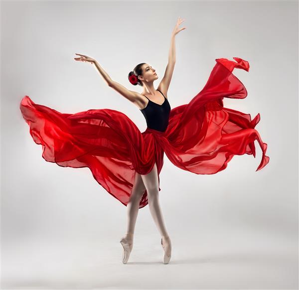 بالرین زن با لباس های قرمز نشان دهنده مهارت رقص است