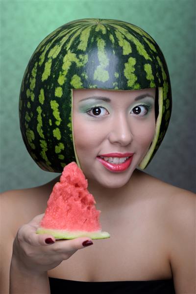 زنی با هندوانه به عنوان کلاه ایمنی