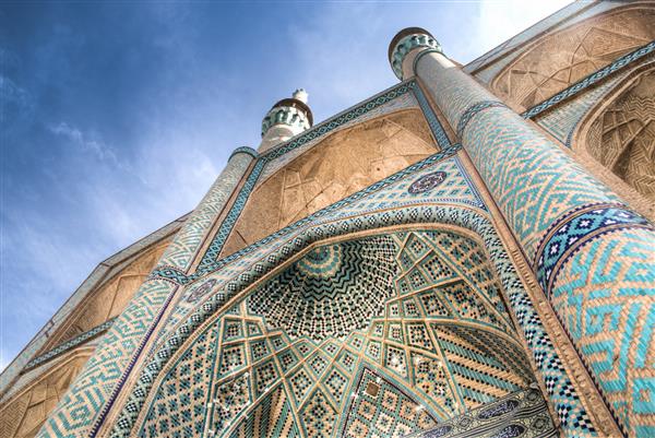 نمای چشمگیر مسجد امیر چخماق در میدان اصلی شهر باستانی یزد در ایران