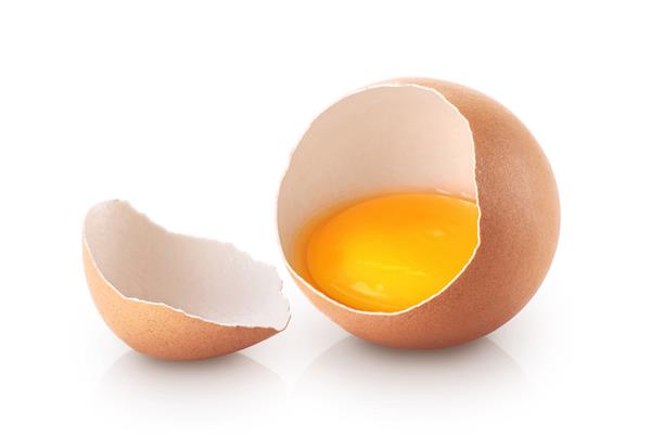 تخم مرغ شکسته جدا شده بر روی زمینه سفید