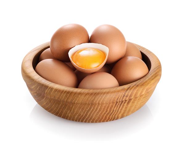 کاسه چوبی با تخم مرغ های جدا شده روی زمینه سفید تخم مرغ شکسته زرده با مسیر قطع
