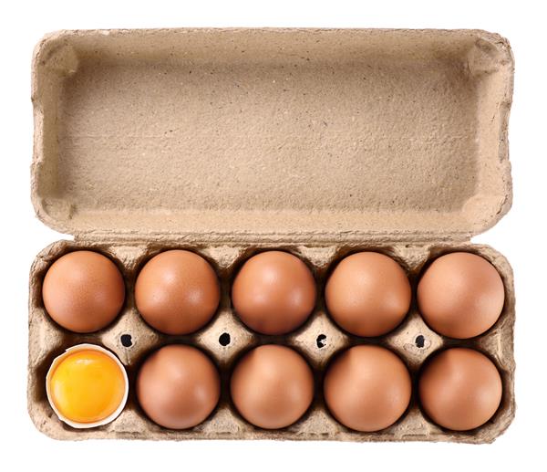 جعبه تخم مرغی کارتنی با تخم مرغ های جدا شده روی زمینه سفید تخم مرغ شکسته زرده نمای برتر