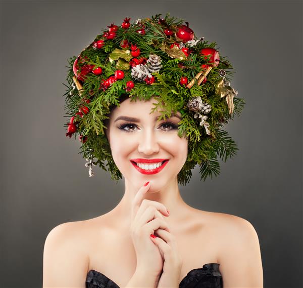 پرتره کریسمس مدل زن با لبخند زیبا مفهوم سال نو یا کریسمس