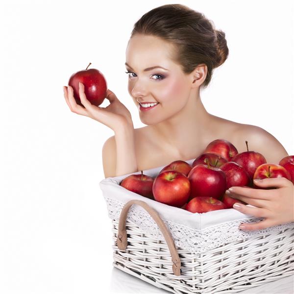 مدل زن با سیب قرمز در زمینه سفید