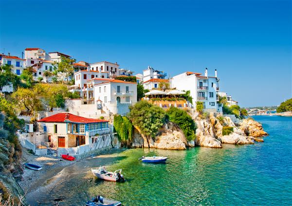 منظره دریا بخش قدیمی شهر در جزیره اسکیاتوس در یونان