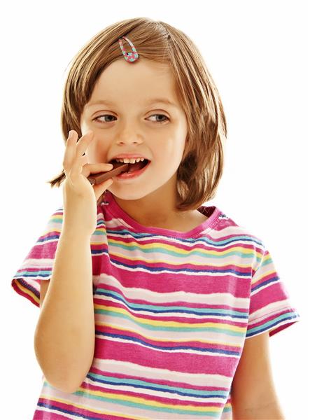 دختر کوچک در حال شکلات خوردن