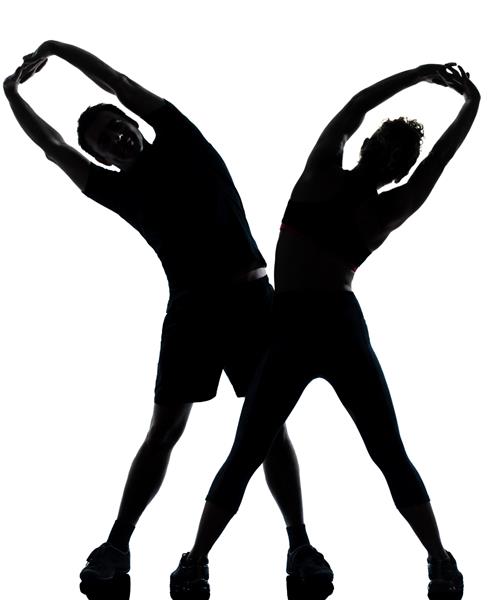 یک زن و شوهر زن و شوهر که در حال تمرین تمرینی تناسب اندام هوازی با طول سیلوئت در استودیوی جدا شده روی زمینه سفید هستند