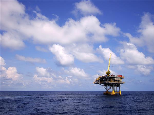 سکوی دریایی در وسط دریا برای تولید نفت و گاز